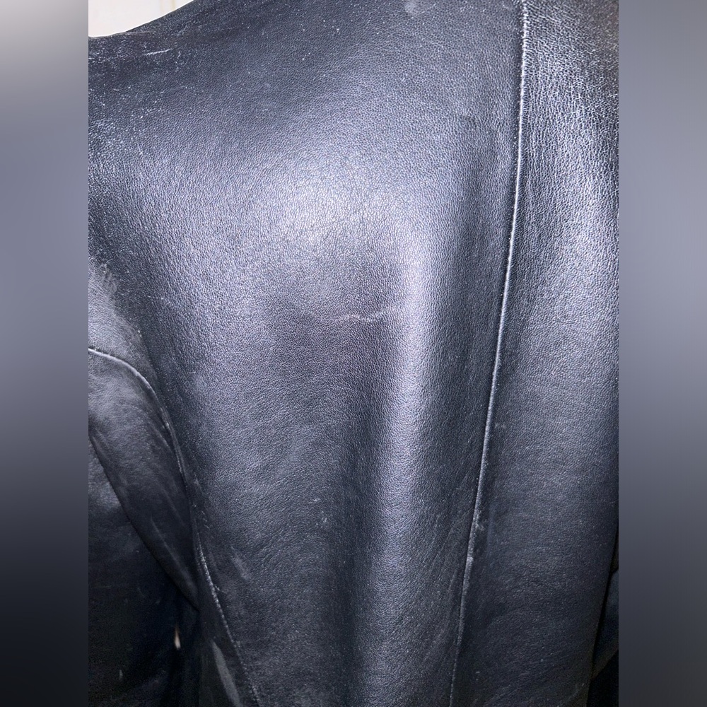 M.T. Studio cropped Leather, See wear, button missing - Picture 6 of 8